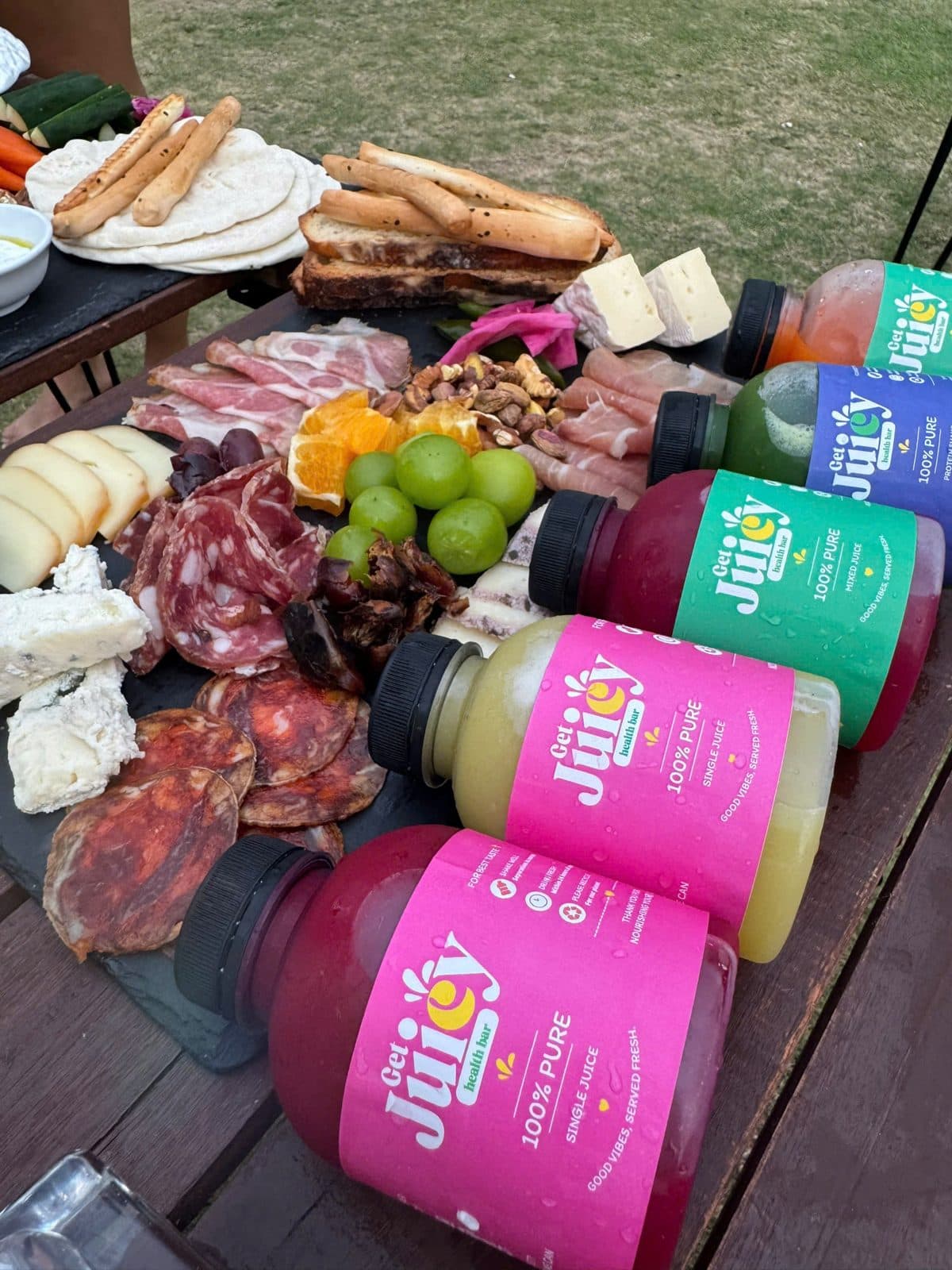 Nước ép Juicy trên bàn cùng một mâm đồ ăn