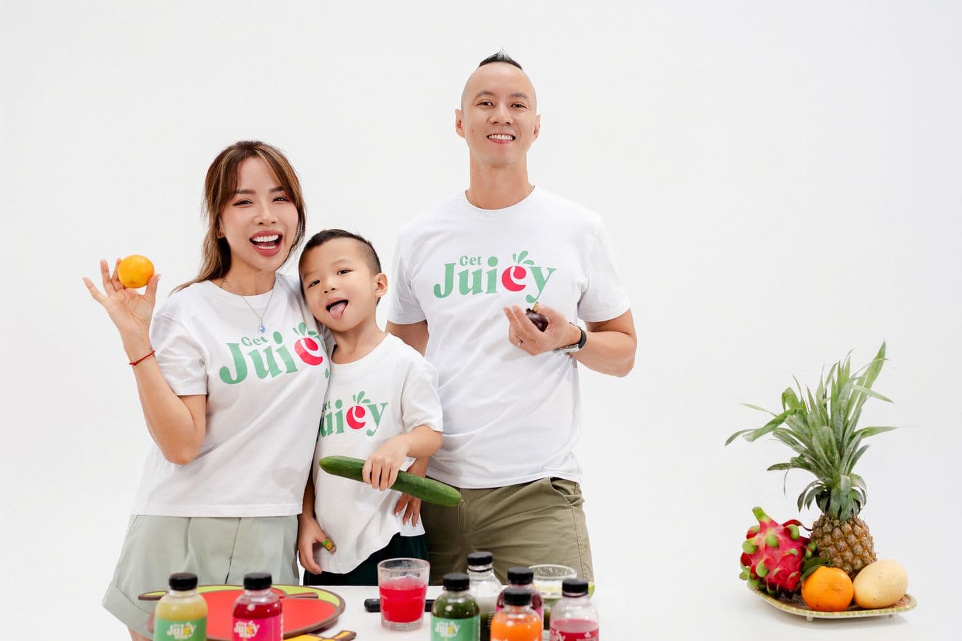 Cả ba cùng cầm trái cây và nước ép phía sau quầy