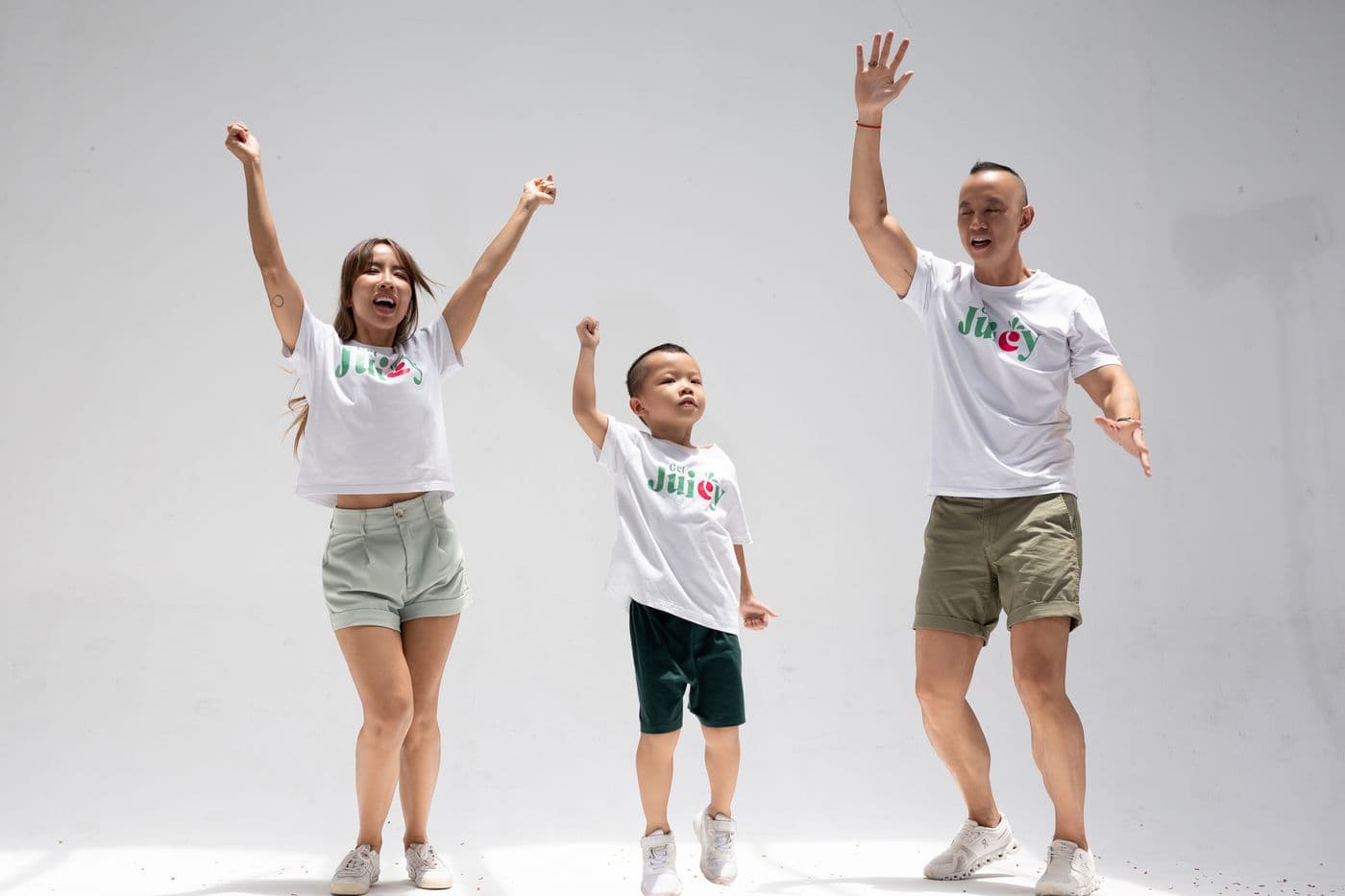 Cả ba giơ tay lên trời, ăn mừng