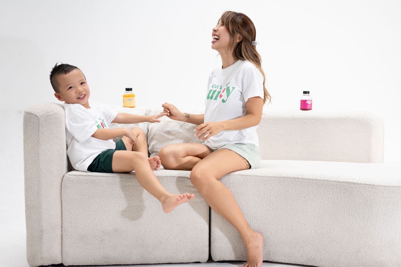 Mylan và Sky trên ghế sofa, những chai nước đặt bên cạnh